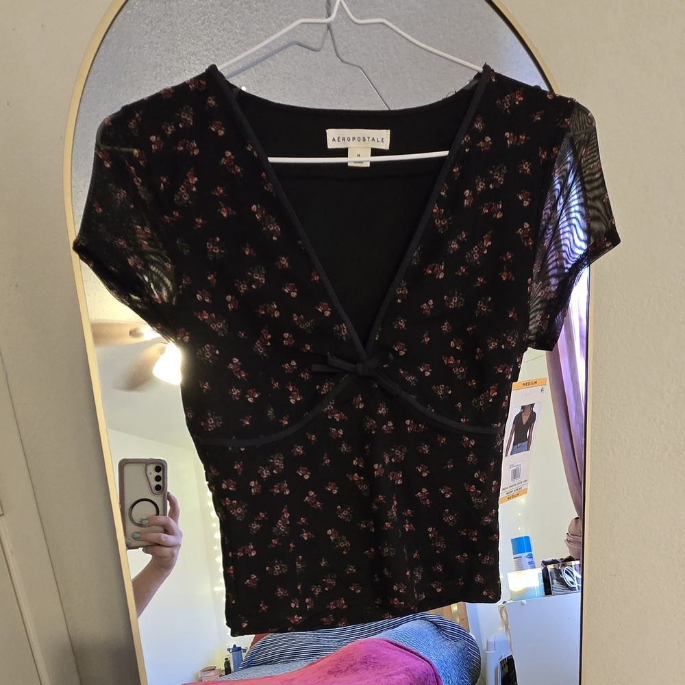 Aeropostale Black Short Sleeve V-Neck Tie-Front Crop Top with Red Floral Print
